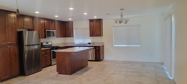 Foto del edificio - 2685 W McComb Ave