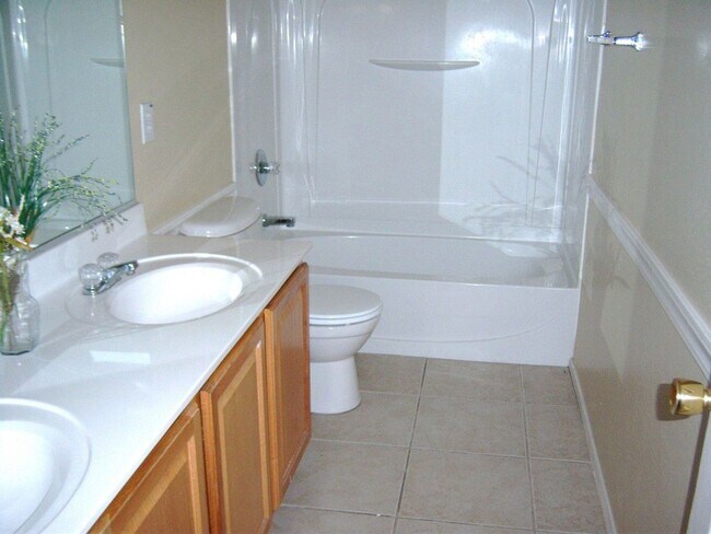 Foto del edificio - Welcome to 1056 E Lakeview Dr! Incredible ...