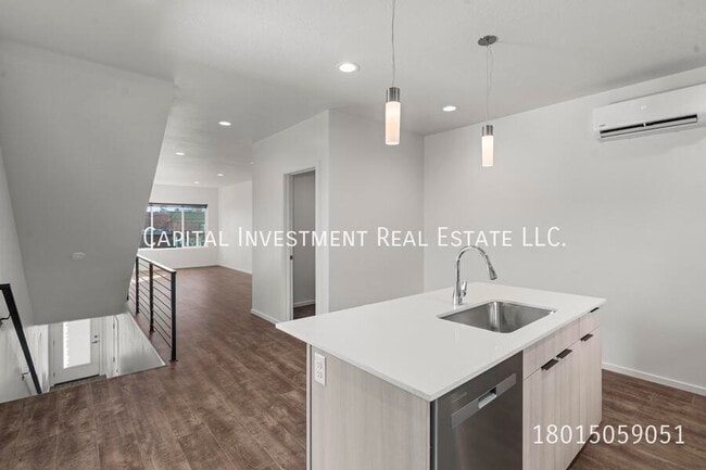 Building Photo - 1689 S W Temple St