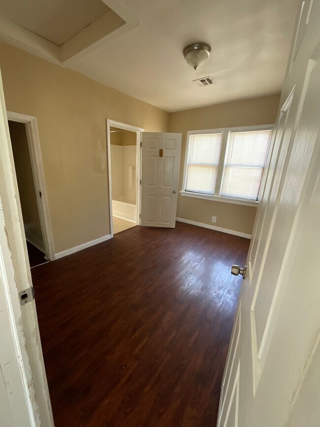 Building Photo - COMING SOON!!! Very nice 2 bedroom 1 bath ...