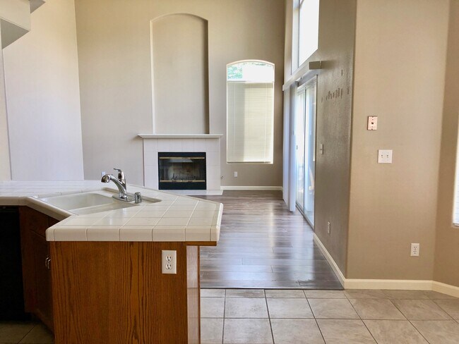 Foto del edificio - $2,550 Champlain & Shepherd, 4 Bedroom hom...