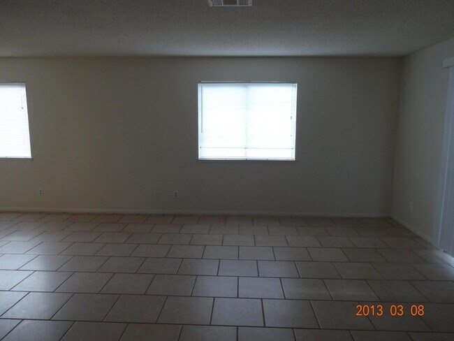 Foto del edificio - 1045 W Newgrove St