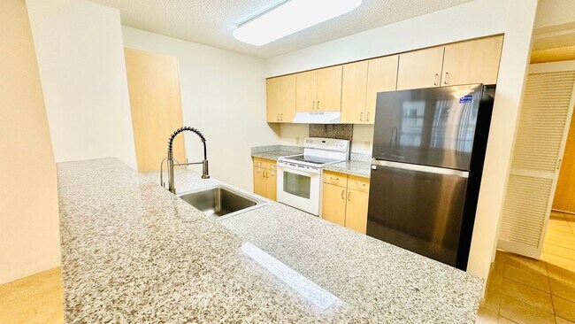 Foto del edificio - Diamond in the rough 1 bedroom with den in Honolulu!