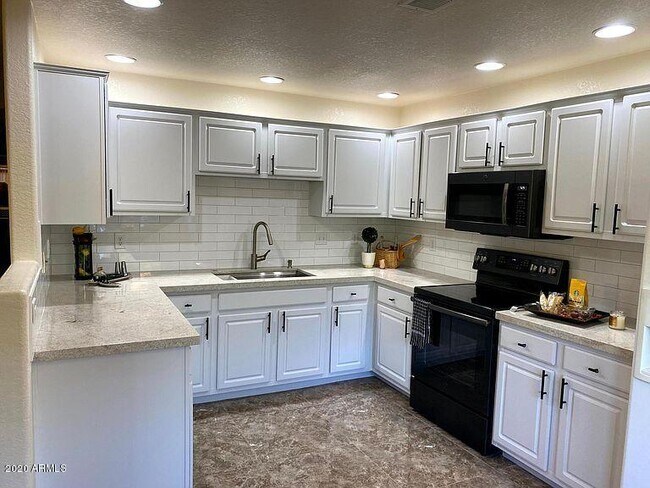 Foto del edificio - 9555 E Raintree Dr