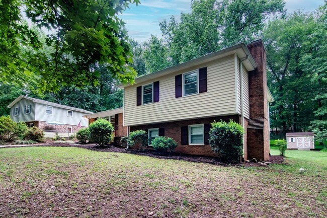 Building Photo - Spacious 4bd/3ba home with large backyard ...