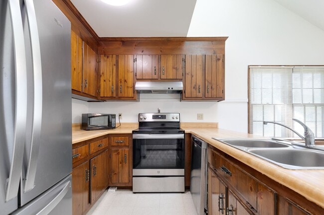 Building Photo - Charming 3 bedroom House with a Huge Yard ...