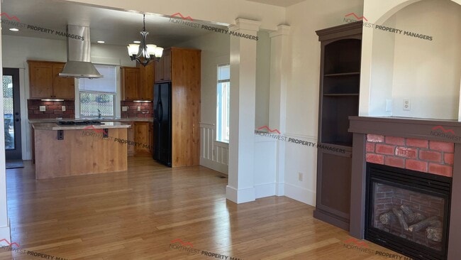 Building Photo - r223a