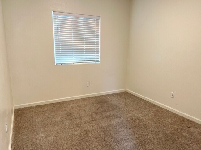 Building Photo - 4250 Lasalle Dr