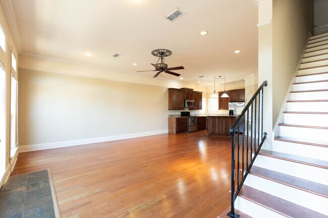 Building Photo - CLOSE TO THE BEACH IN LONG BEACH - 2 BED 2...