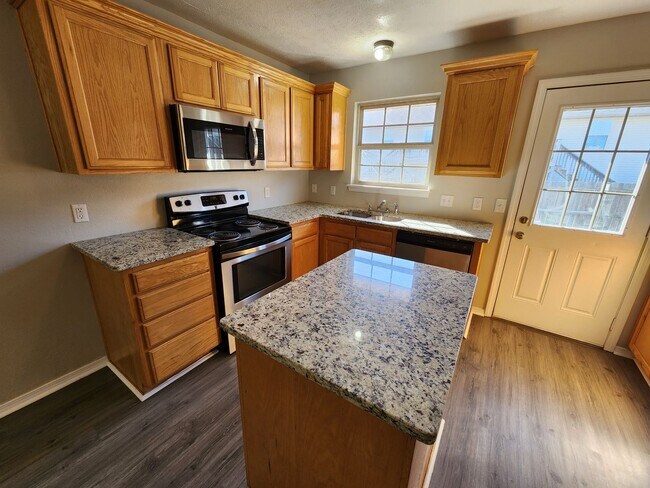 Building Photo - Spacious 3-Bedroom, 2-Bathroom Home AVAILA...
