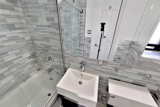 Foto del edificio - 340 East 18th Street (1st & 2nd Ave), #3A