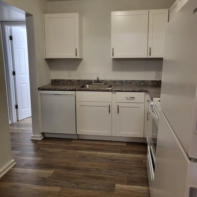Building Photo - Pebble Creek