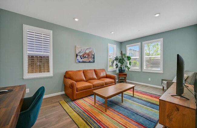 Building Photo - 1056 Luna Dr