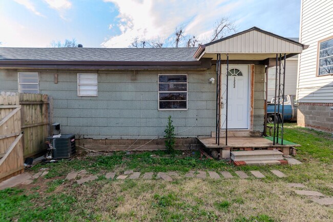 Building Photo - Charming and Convenient: Discover 1222 NW ...
