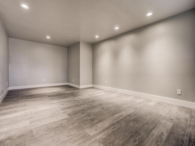 Building Photo - 10743 Lake Gardens Dr