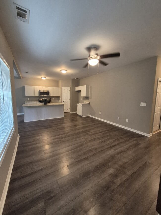 Building Photo - 595 Vaughn Rd