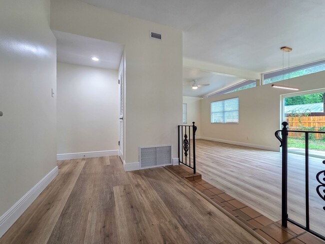 Building Photo - Beautifully Renovated 3/2 in Madison Park