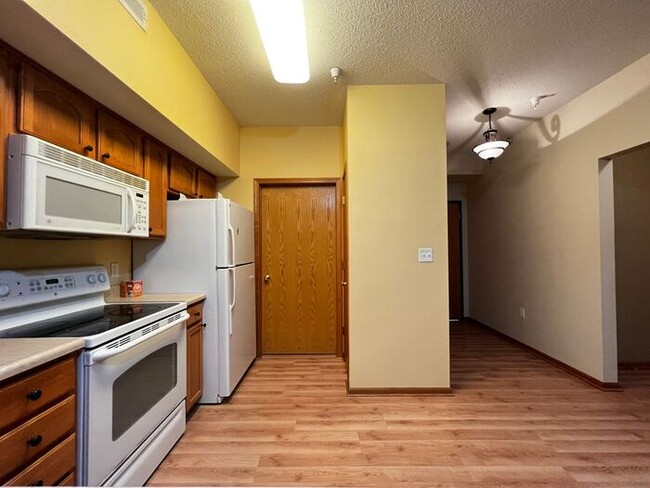 Building Photo - $1300 | 2 Bedroom, 2 Bathroom 2nd Floor Co...