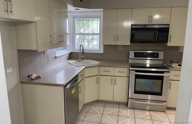 Building Photo - 848 Center Dr