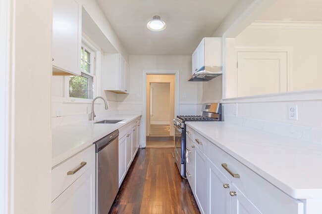 Building Photo - Updated home blends historic charm with mo...