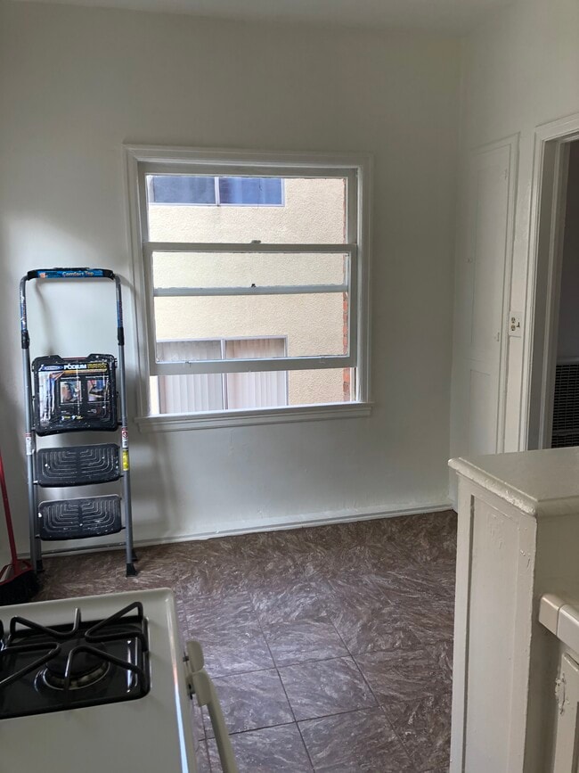 Building Photo - 545 S Hobart Blvd