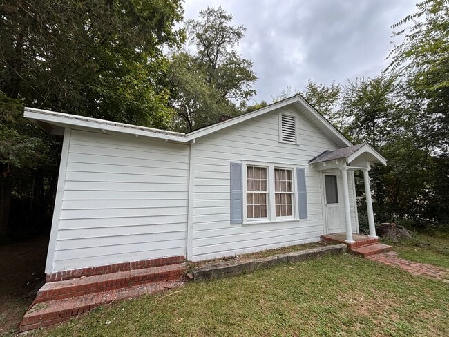 Building Photo - 3 Bedroom, 1 Bath home in West Rome!