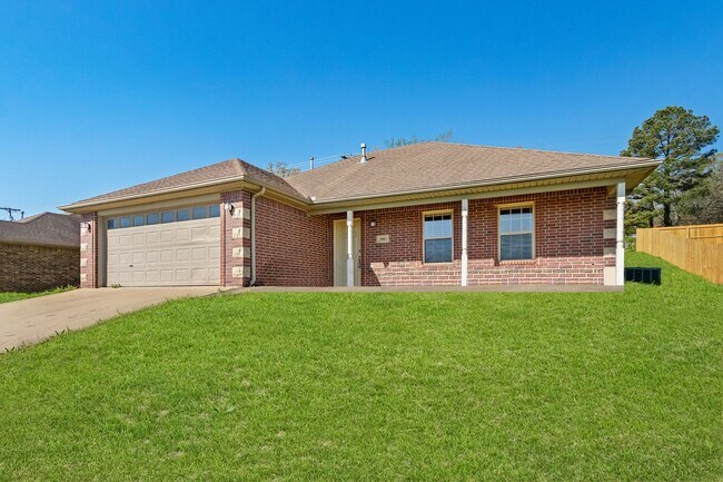 Building Photo - This home is the perfect choice for you in...