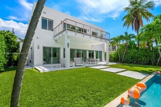 Building Photo - 6050 La Gorce Dr