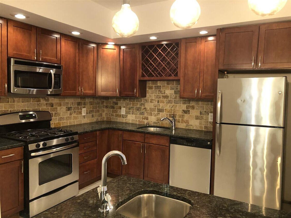 Primary Photo - 556 1st St