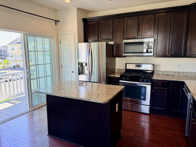 Granito con gabinetes de 42 pulgadas - 3744 Green St