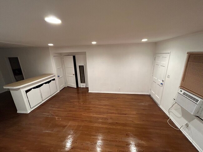 Building Photo - 5218 Hermitage Ave