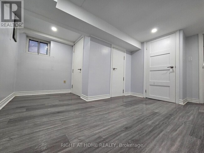 Photo du bâtiment - 984 Ossington Ave