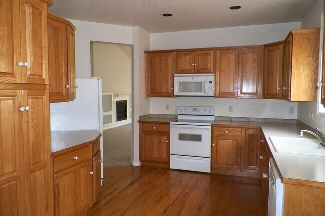 Foto del edificio - Spacious Ranch Patio Home in Desirable Southridge – Finished Basement & Garage