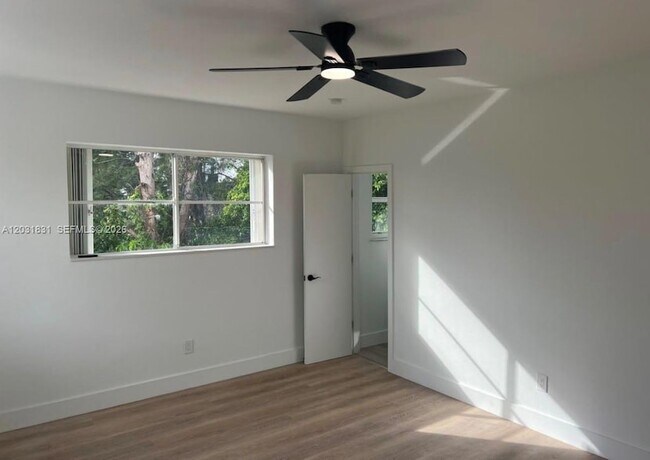 Foto del edificio - 7730 Byron Ave