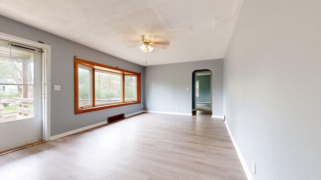 Building Photo - Cute 2 Bedroom Ranch with 2 car garage