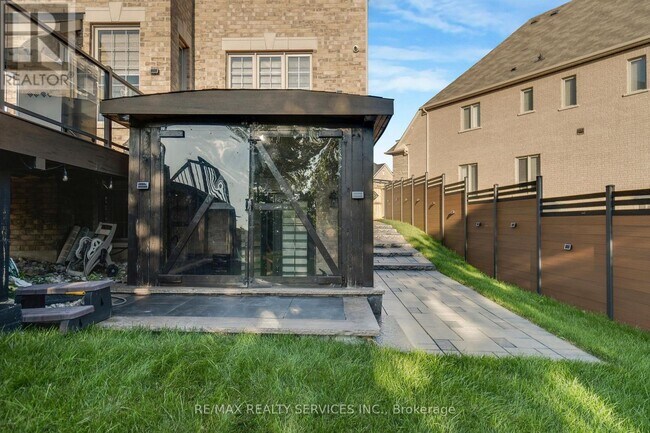 Building Photo - 66 Hanbury Cres