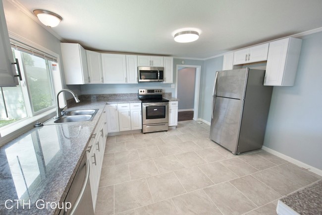 Building Photo - 3 br, 1 bath House - 3270 Lake Side Dr NE