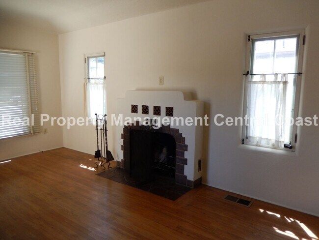 Building Photo - AVAILABLE AUGUST - Charming 3 Bed / 1 Bath...