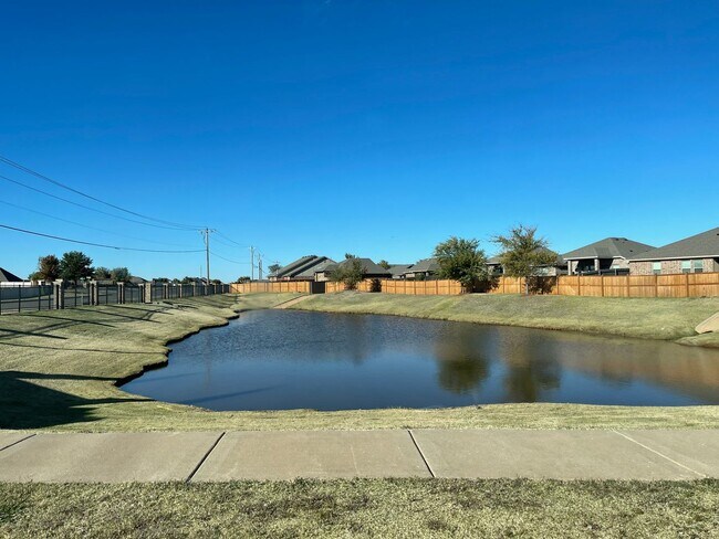 Foto del edificio - Neighborhood pond, playground, walking tra...