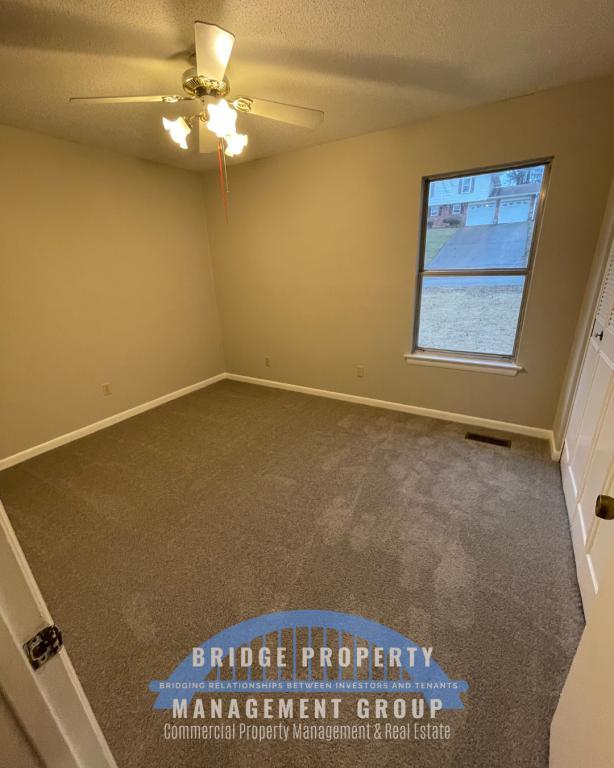Building Photo - 220 Rolling Ridge Dr