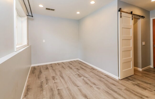 Foto del edificio - 5920 W 136th St