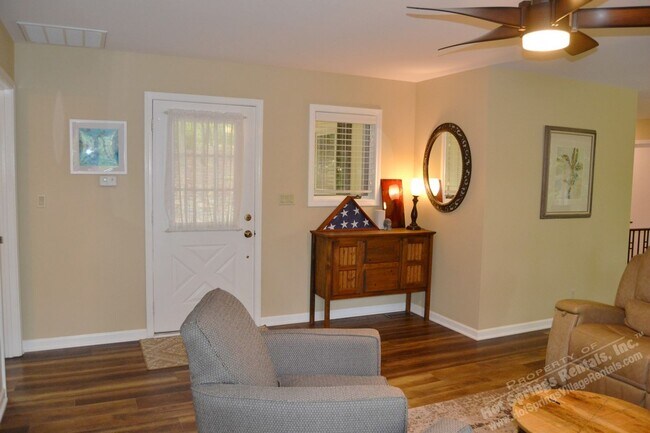 Building Photo - Lake Pineda | Home| Unfurnished