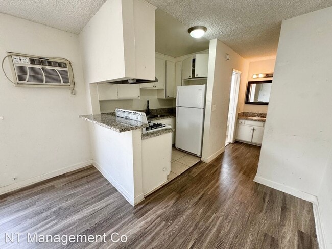 Building Photo - Studio, 1 bath Apartment - 3532 Keystone A...