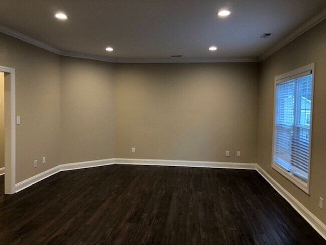 Foto del edificio - "Brand New Construction." Quiet location, charming, cozy 3 bedroom duplex