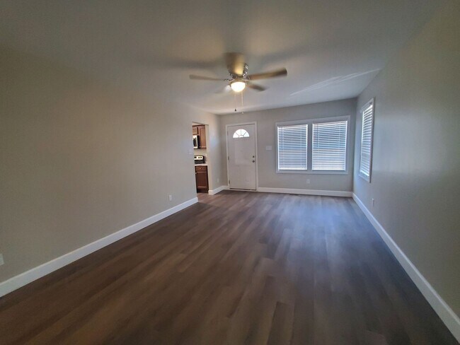 Foto del edificio - 1208 Hillsboro St
