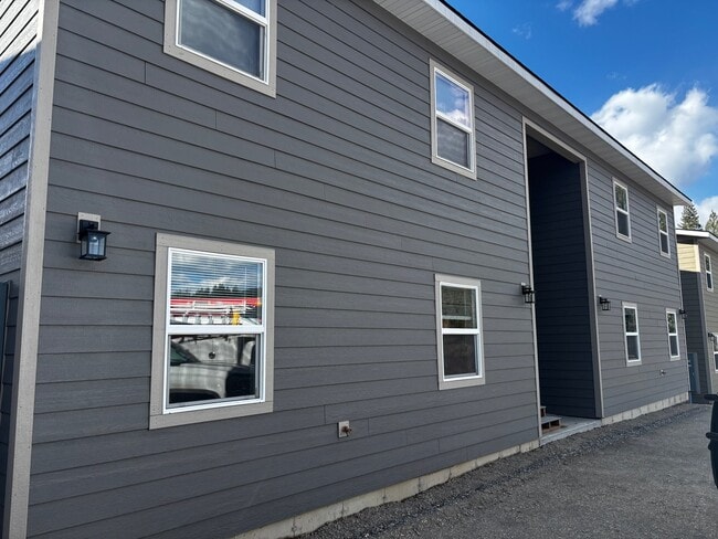 Building Photo - 1040 W 2nd St Ext