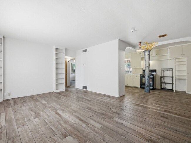 Building Photo - Charming 2-Bedroom Home with Vintage Character & Modern Comforts