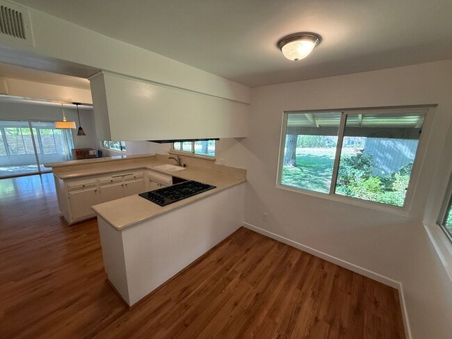 Building Photo - 4 Bedroom Home for Rent in Santa Clarita!