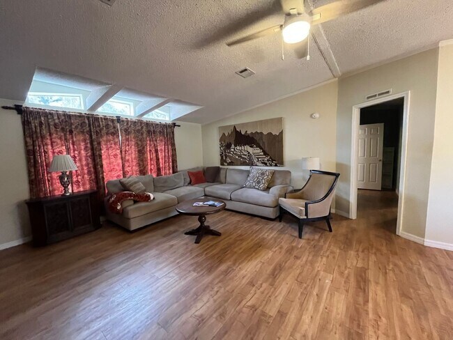 Foto del edificio - Spacious Furnished 3 Bedroom, 2 Bath Triple-Wide Manufactured Home – South of Live Oak, FL