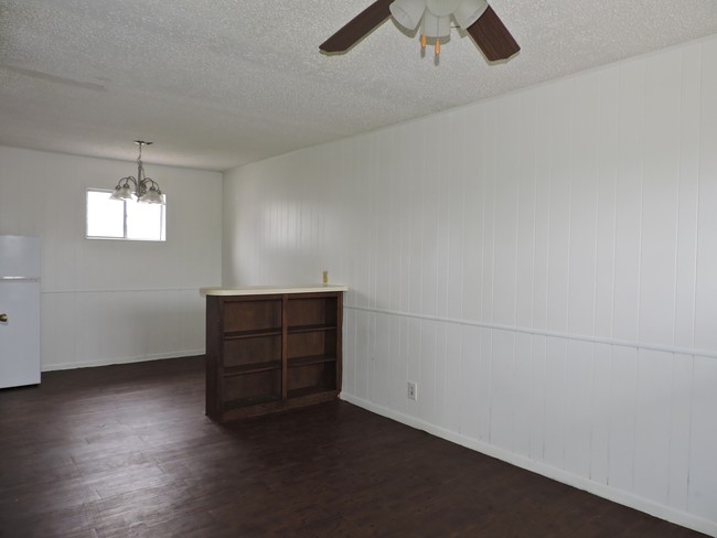 Building Photo - 809 Root Ave